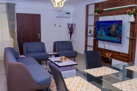 Communal lounge/ TV room, TV and multimedia, Living room, Seating area, Dining area