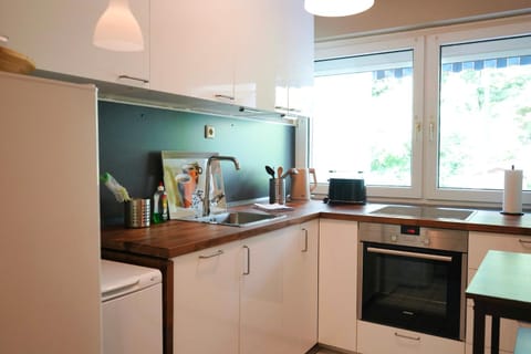 Coffee/tea facilities, Kitchen or kitchenette, dishwasher, oven, stove, toaster