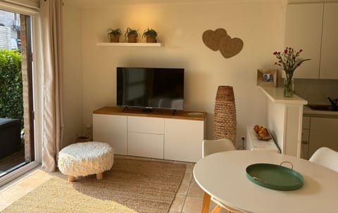 Studio Amor op het gelijkvloers met tuintje nabij strand Apartment in De Haan