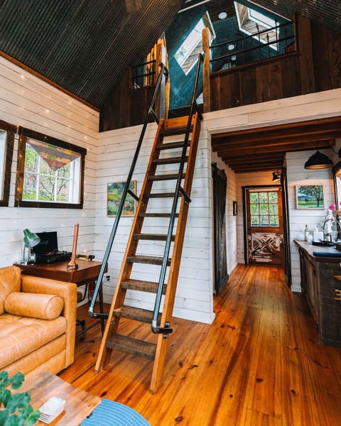 Treetop Hideaways: Redbud Treehouse in Chattanooga Chalet in Ruby Falls