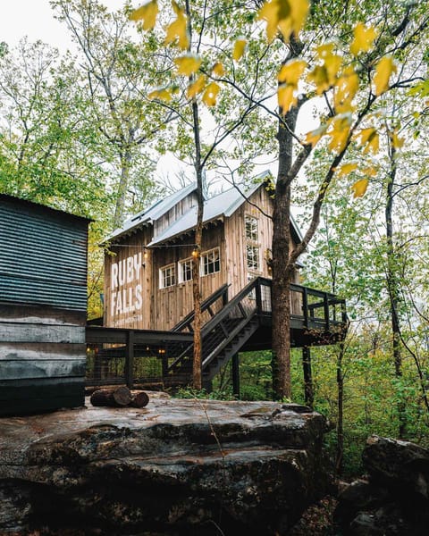 Treetop Hideaways: Redbud Treehouse in Chattanooga Chalet in Ruby Falls