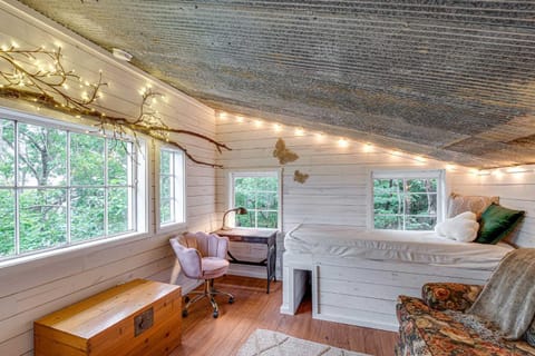 Treetop Hideaways: Dogwood Treehouse in Chattanooga Chalet in Ruby Falls