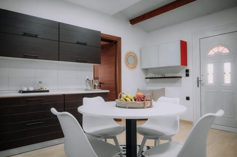 Kitchen or kitchenette, Food and drinks, Dining area