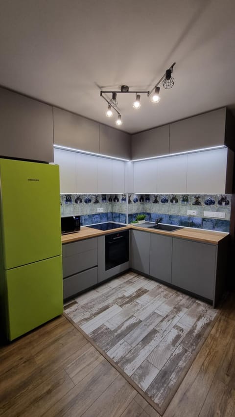 Kitchen or kitchenette, minibar