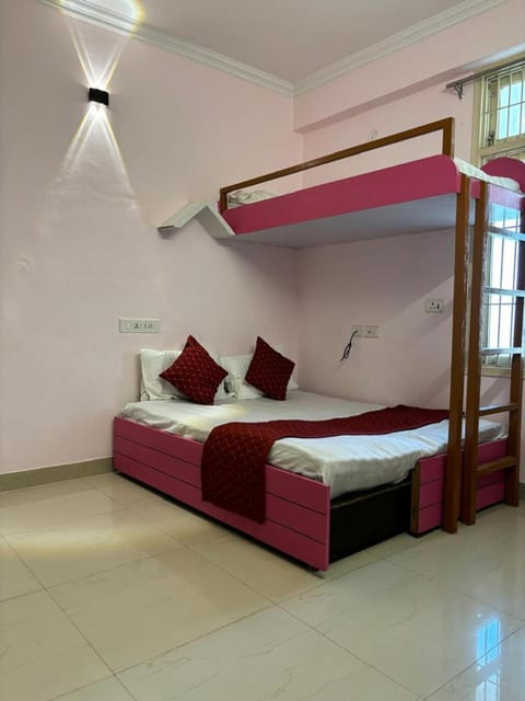 Bedroom, bunk bed