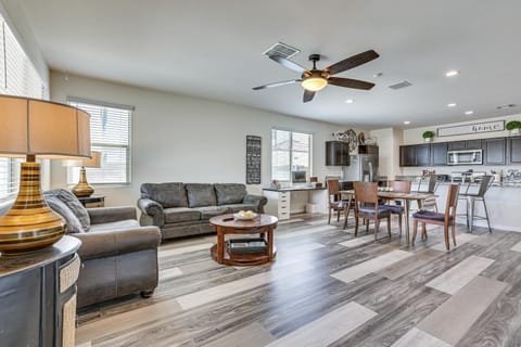 Cozy Buckeye Home with Patio and Fire Pit! Casa in Buckeye