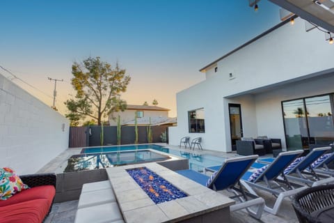 Desert Sky Luxury Pool & Spa Walk To Old Town! House in Scottsdale