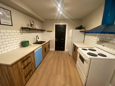 Newly Renovated 1br1ba With Asian Style Tea Room Bed and Breakfast in Edmonton