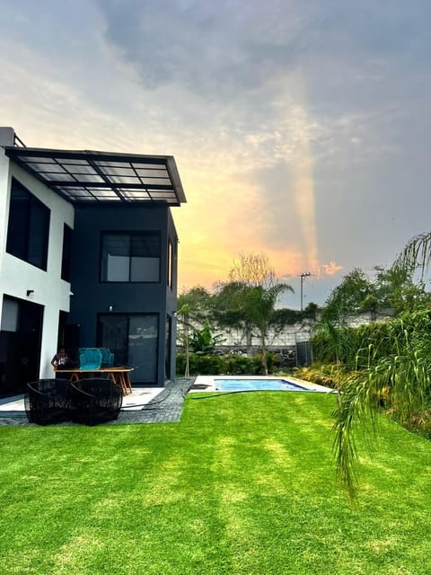 Property building, Day, Natural landscape, Garden, Garden, Balcony/Terrace, Pool view, Swimming pool