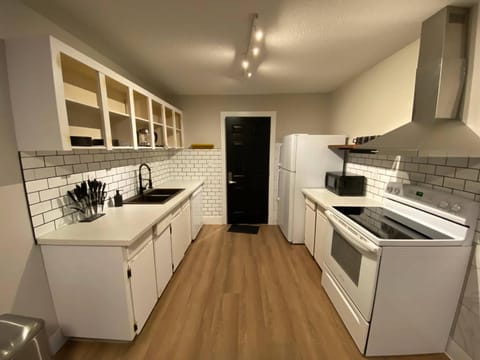 microwave, oven, stove, kitchen