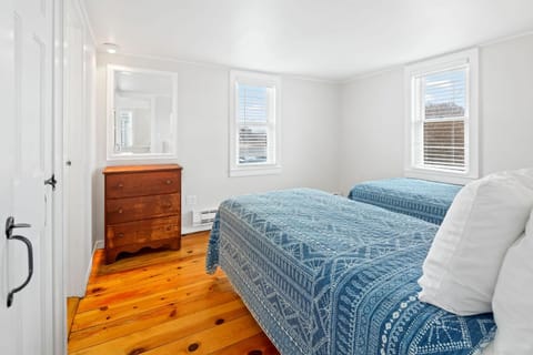 Pet Friendly Cape Cottage Haus in North Truro