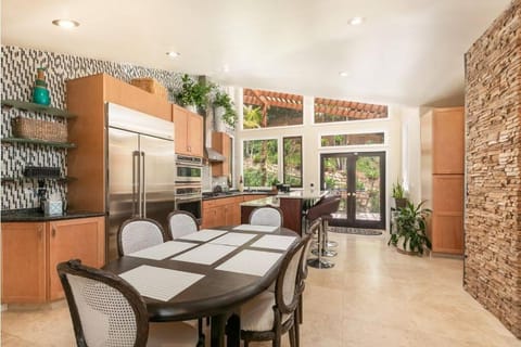 Skyhill Oasis with Hot Tub, Walk to Universal Studios House in Studio City