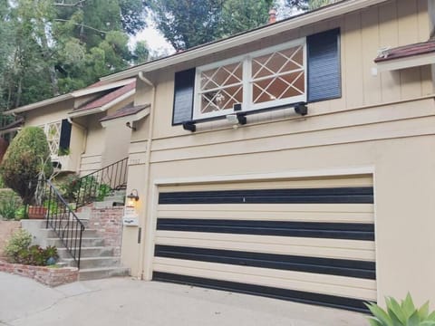 Skyhill Pool, Gym, Game Room Walk to Universal Studios Theme Park House in Studio City