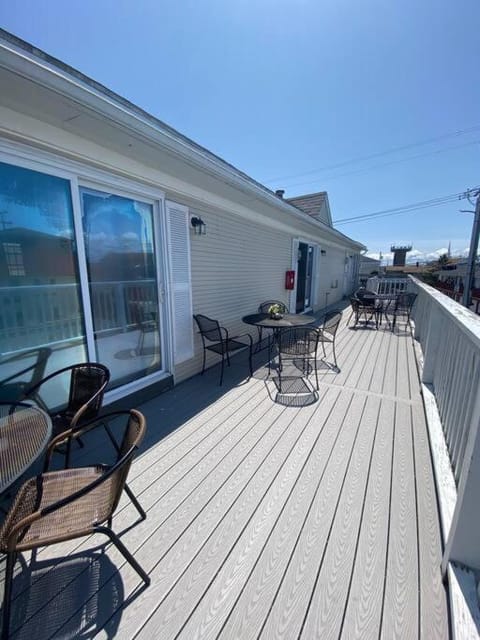 Lovely 2 bedroom with pool #2B Apartment in Hampton Beach