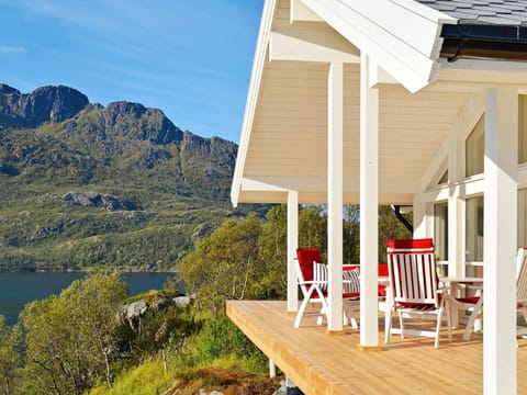 8 person holiday home in Tengelfjord House in Lofoten