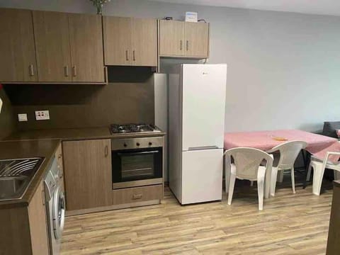 Kitchen or kitchenette, Dining area, oven, stove