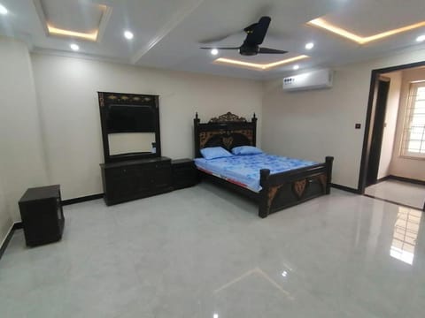 luxury room in Bahria Town Rawalpindi Bed and Breakfast in Islamabad