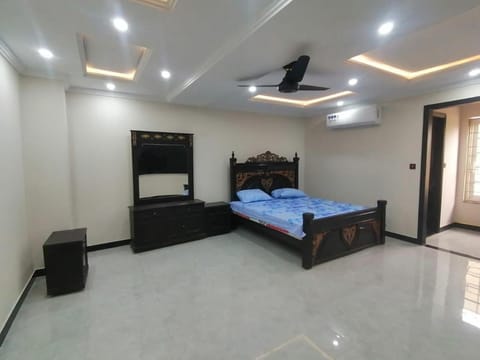 luxury room in Bahria Town Rawalpindi Bed and Breakfast in Islamabad