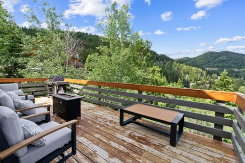 Tranquil Mountain Retreat - Scenic Views & Hot Tub home House in Summit Park