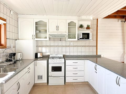 Kitchen or kitchenette, oven, pet friendly, stove, toaster