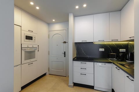 Kitchen or kitchenette, dishwasher, minibar, oven, stove, toaster