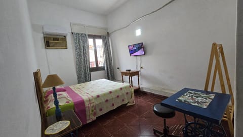 Bed, TV and multimedia, Photo of the whole room, Seating area, Bedroom