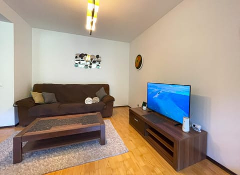 TV and multimedia, Living room, Seating area, Evening entertainment