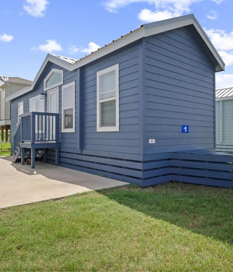 Tiny Home at Blue Eyes Park House in Bolivar Peninsula