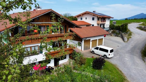 Property building, Neighbourhood, Natural landscape, Garden, Garden view, Mountain view, Parking