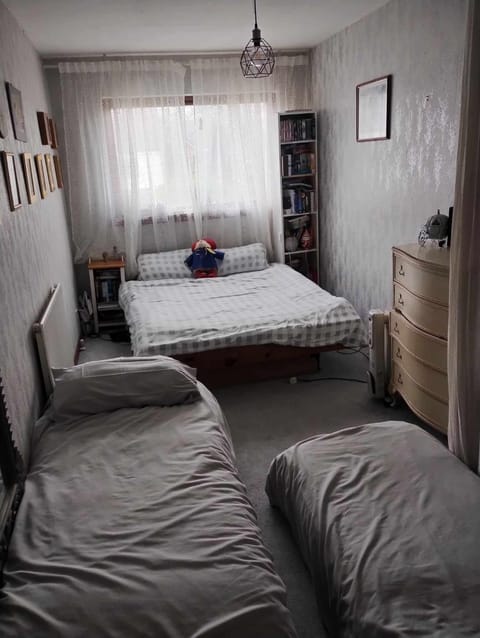 Silverknowes Silver room sleeps 4 with private shower Vacation rental in Edinburgh