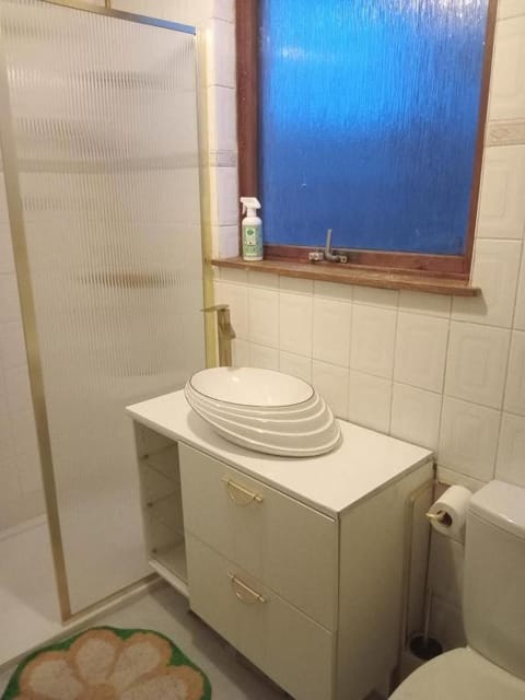 Silverknowes Silver room sleeps 4 with private shower Vacation rental in Edinburgh