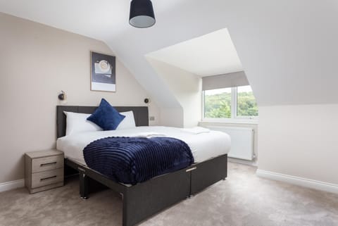 Cosy 5 Bedroom Home, Sleeps 10 House in Leeds