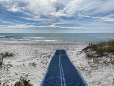 Cozy Beach Bungalow with a Heated Pool House in Pensacola Beach