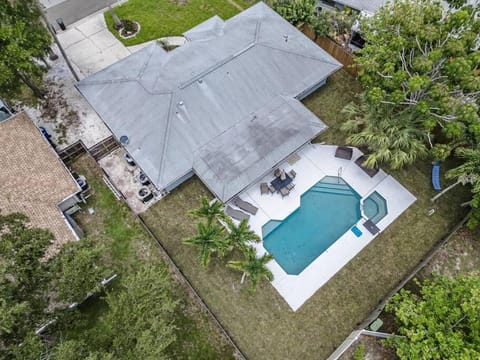 Blue Palm Home with Pool, Hot Tub, Nearby Beach, Outdoor Shower House in Bradenton