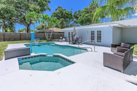 Blue Palm Home with Pool, Hot Tub, Nearby Beach, Outdoor Shower House in Bradenton