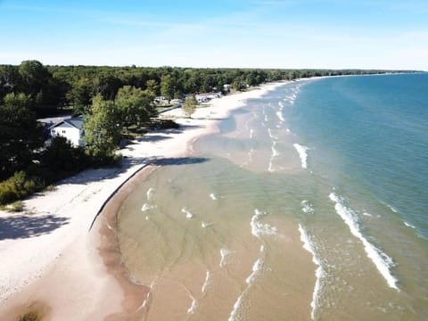 Charming Lake Huron Cottage Private Beach Access House in Oscoda Township