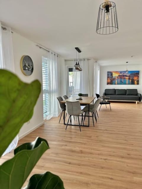 TV and multimedia, Living room, Photo of the whole room, Seating area, Dining area