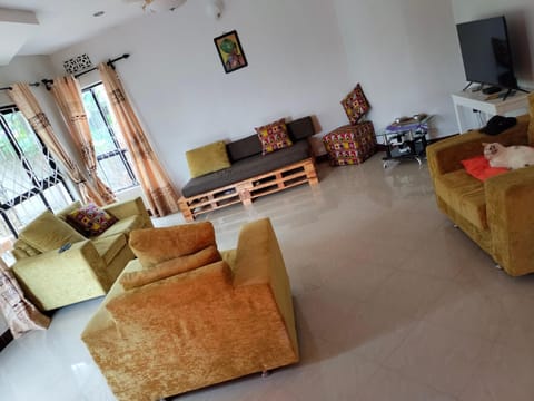 Communal lounge/ TV room, TV and multimedia, Living room, Seating area