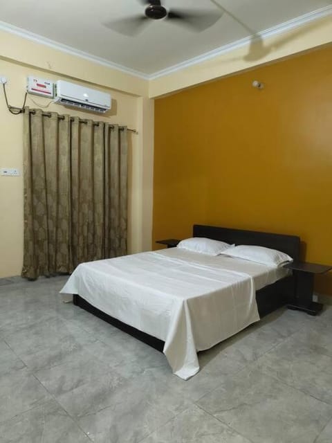 Bed, Photo of the whole room, Bedroom, air conditioner