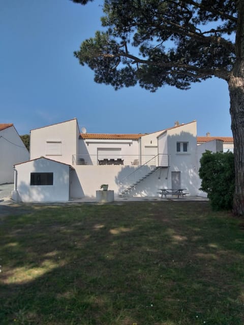 Property building, Day, Garden, Garden, Balcony/Terrace