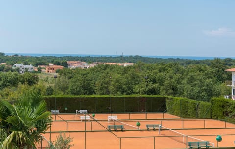 Day, Tennis court