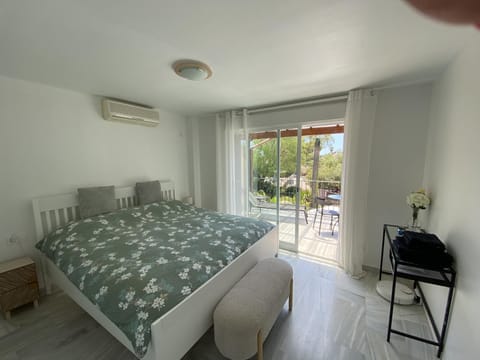 Bed, View (from property/room), View (from property/room), Balcony/Terrace, Balcony/Terrace, Bedroom
