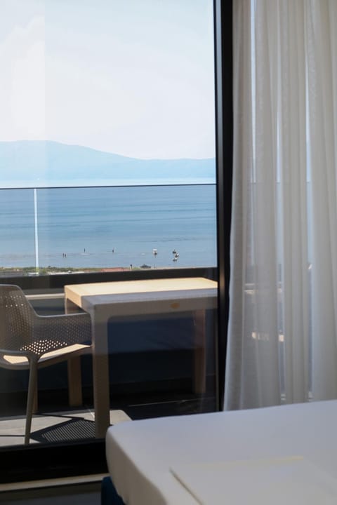 Bed, Natural landscape, Living room, Photo of the whole room, Seating area, Bedroom, Sea view