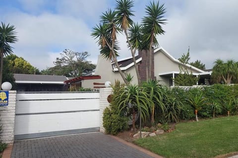 Lourie garden cottage Apartment in Port Elizabeth