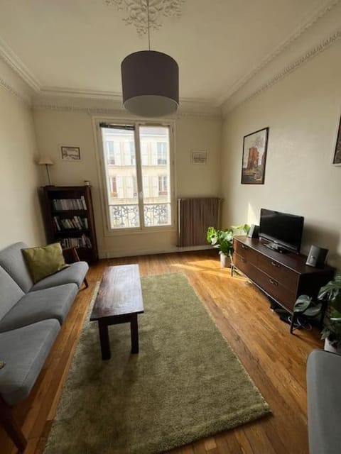 Spacious two-room apartment in an old style 5 minutes from Paris by public transport Apartment in Vitry-sur-Seine