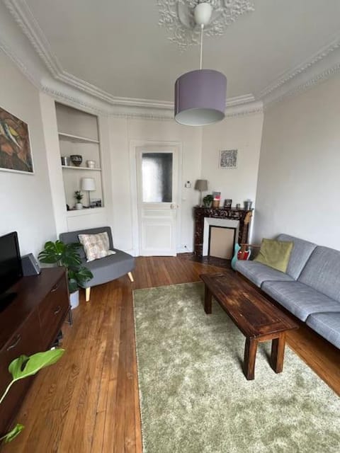 Spacious two-room apartment in an old style 5 minutes from Paris by public transport Apartment in Vitry-sur-Seine