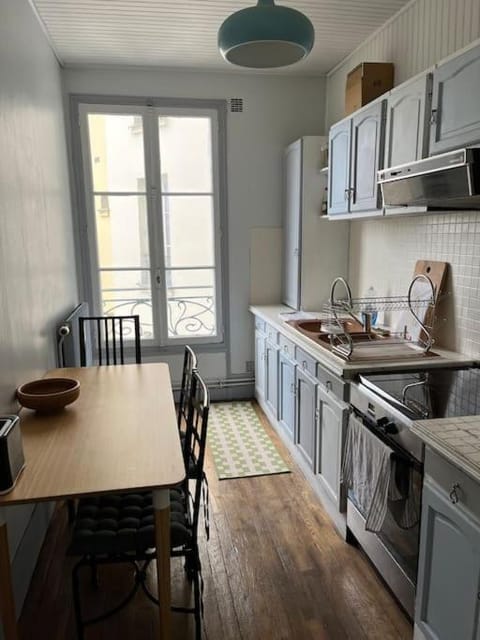 Spacious two-room apartment in an old style 5 minutes from Paris by public transport Apartment in Vitry-sur-Seine