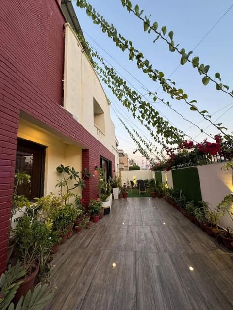 Property building, Day, Neighbourhood, Garden view, Street view