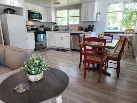 Kitchen or kitchenette, Seating area, Dining area, oven, stove, toaster