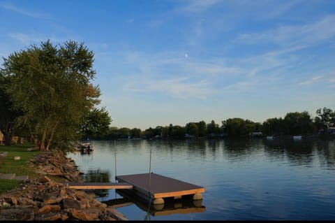 Eclectic Riverside Home 3 Season Room Large Deck Casa in Moline